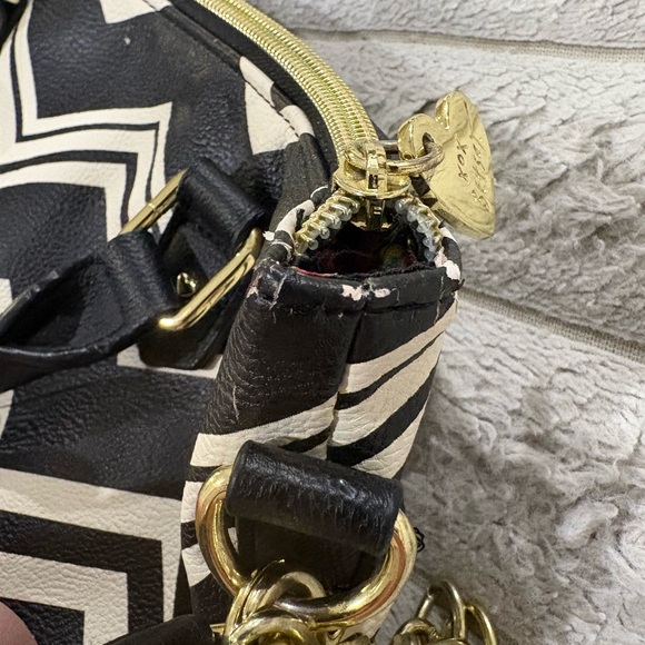 Betsey Johnson Black and White Chevron Crossbody Bag - Picture 7 of 12